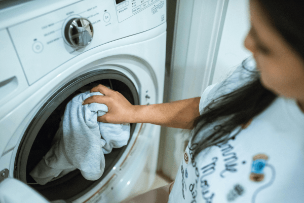 Principais vantagens e desvantagens de ter uma lava e seca em casa
